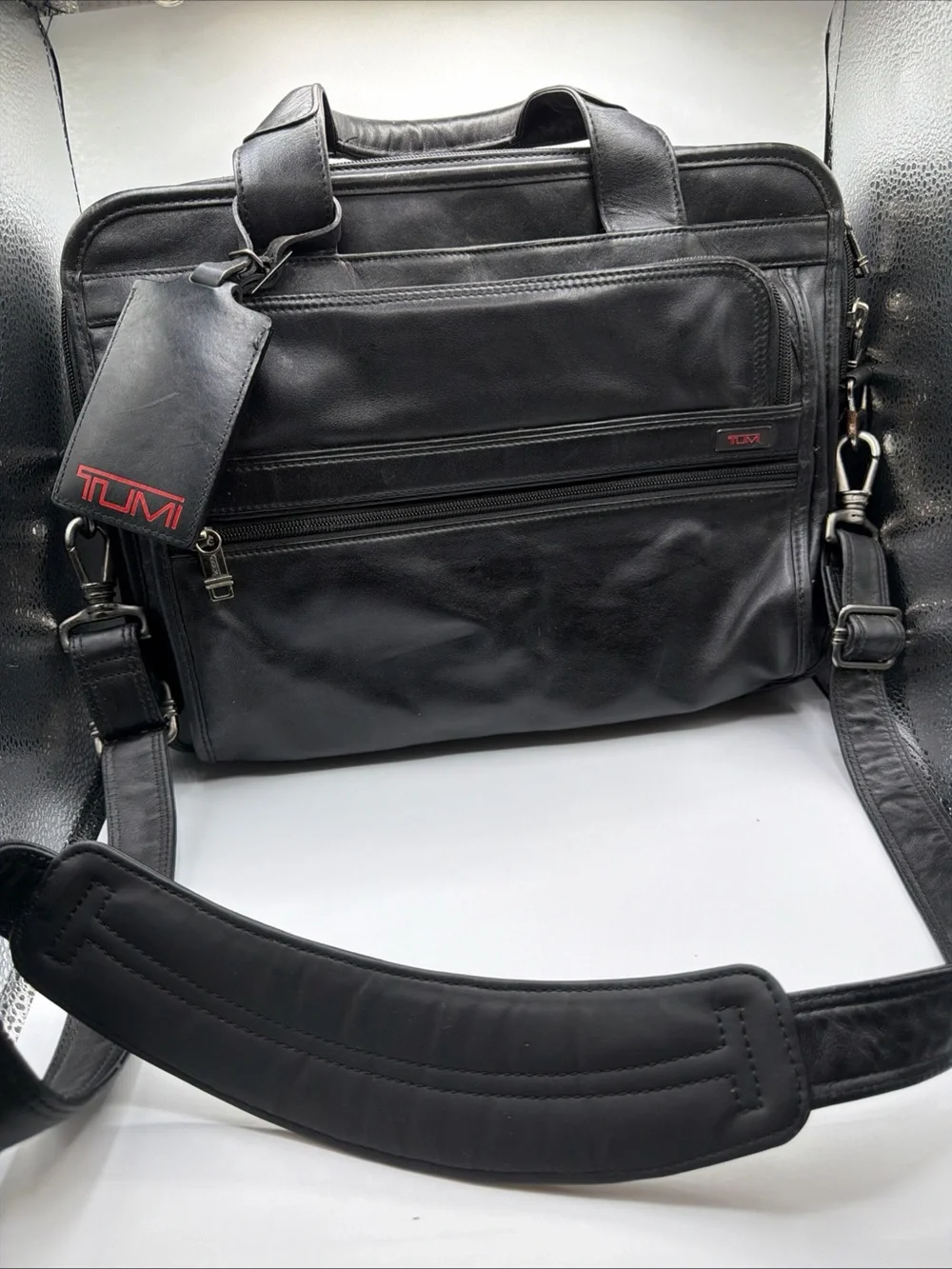 TUMI Black Leather Messanger Computer Laptop Brief Expandable Bag 96021D4